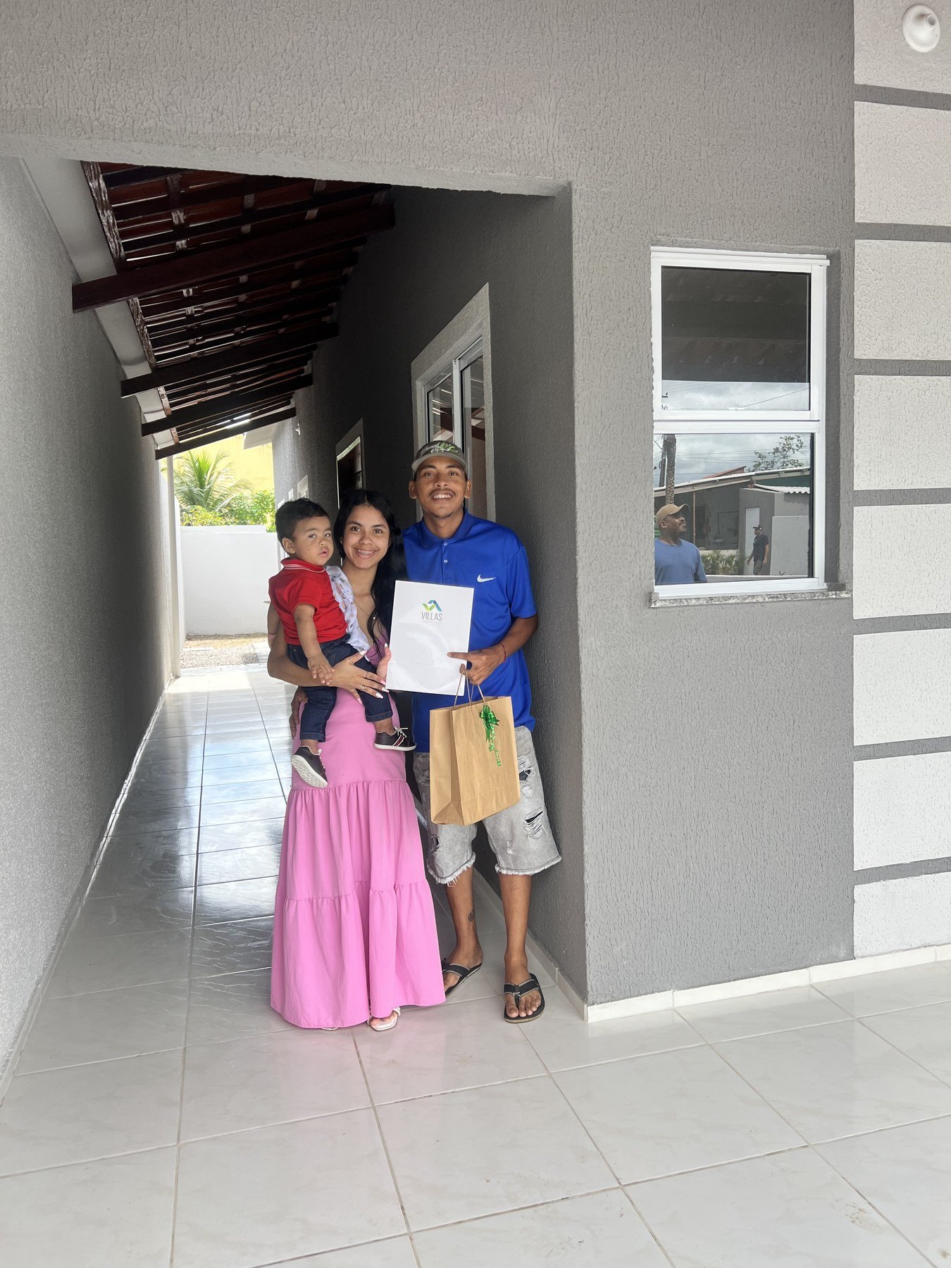 Família Villas celebrando a conquista do novo lar